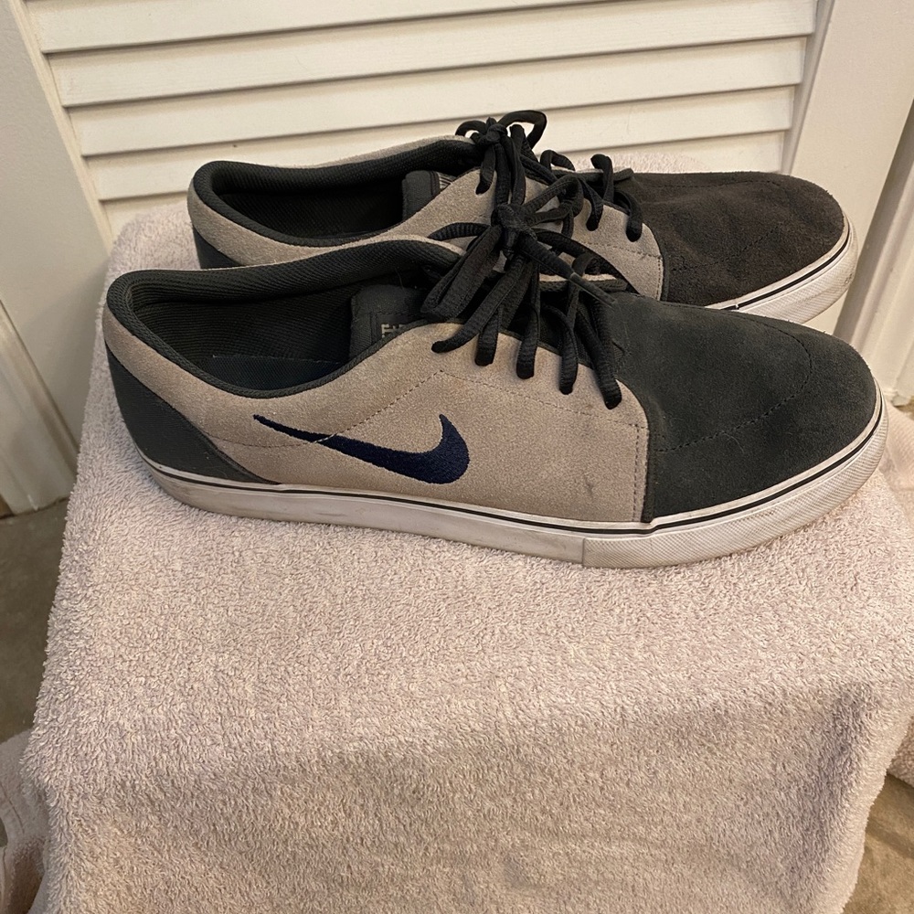 Men’s Nike Tennis Shoes; Excellent Condition; Size 11 - Picture 3 of 8